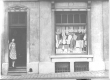 klederwinkel in 1931, voor de begrafenissen er kwamen.jpg