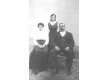 Jeanneke de melkboerin, echtgenote van F. Thielemans, met haar ouders.jpg