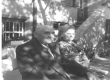 Emile van der Elst en Elisabeth Peeters op de bank in de tuin Beizegemstraat.jpg