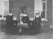 zusters aan klooster bij processie.jpg
