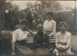 1916 Meudonkasteel, Albertine Schoonjans met dochters.jpg